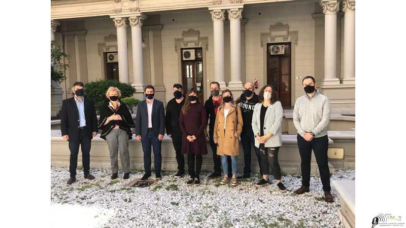 Pirola en la firma de la escritura del terreno logrado para Tacurú Hormiguero Cultural