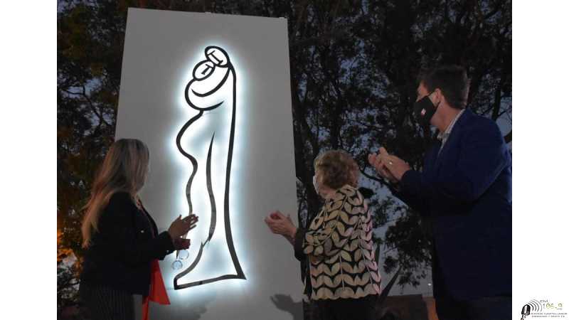 La obra es del artista Alejandro Marmo, “El Abrazo”  está emplazada en la intersección de Ruta 70 y Emilio Polter