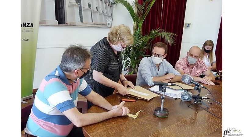 El Gobierno esperancino da un paso más para llevar más y mejor iluminación a 4 barrios de la ciudad.