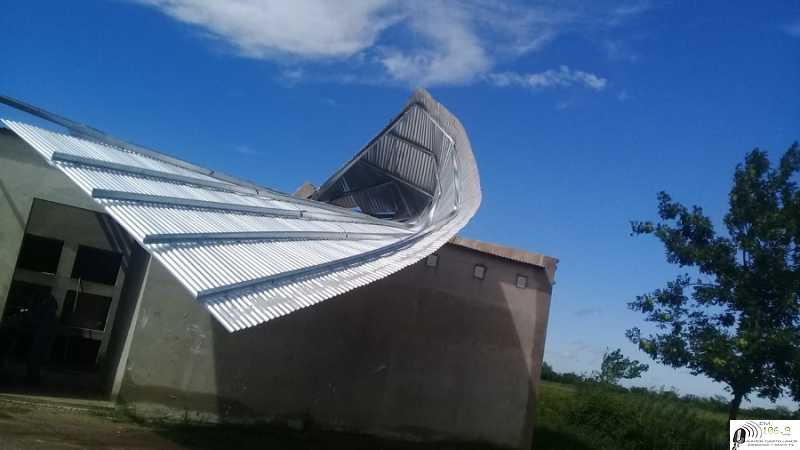 La tormenta levantó techos de galerias en el cementerio de Esperanza