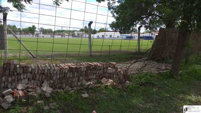 El viento destruyó parte del tapial norte del Club San Lorenzo de Esperanza