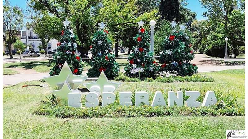 La plaza comienza a vestirse de navidad, con decoración sustentable.