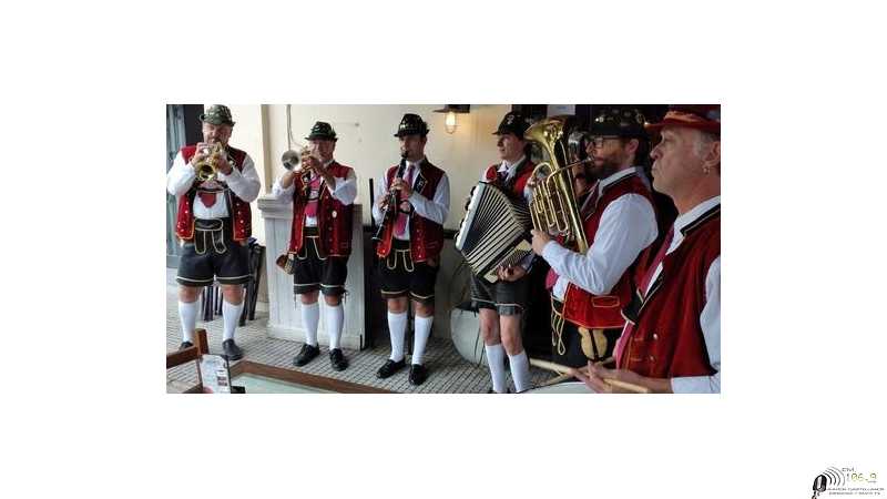 Zillertal Orchester en el dia del liso Santafesino llevaron su música al casco centrico de Sta Fe