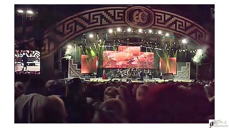 Pre-Cosquín los ganadores de la sede Esperanza.actuan en el escenario Atahualpa Yupanqui