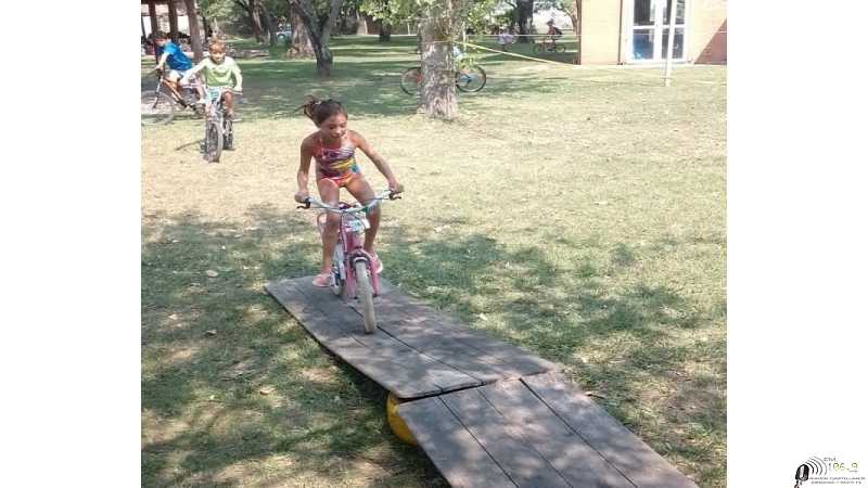 Actividad de los proyectos de verano divertida jornada sobre ruedas en el Polideportivo de Alma Juniors (ver 45 fotos)