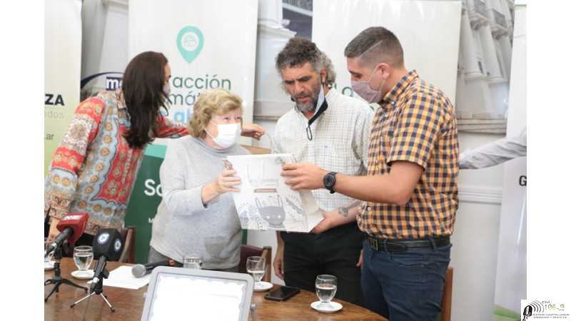 Mauricio Caussi ,la EPE Sta Fe entregó reflectores Led a entidades deportivas junto a Ana Meiners