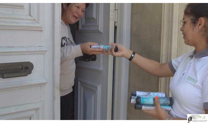 La Municipalidad de Esperanza entrega bolsas para hojas a 8 mil frentistas, casa por casa.