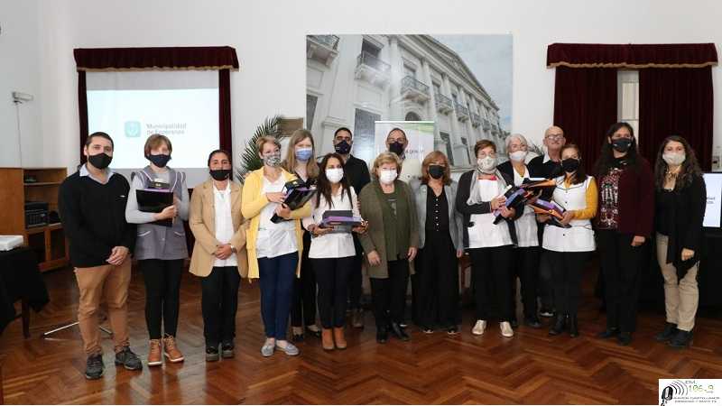 La provincia acompañó la entrega de equipos tecnológicos a escuelas rurales de nivel primario de Esperanza