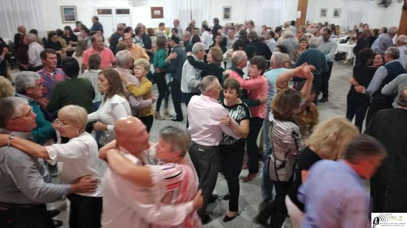 Sábado en Sportivo se bailo y mucho con La Pachanga de Rafaela (ver aqui video y 6 fotos)