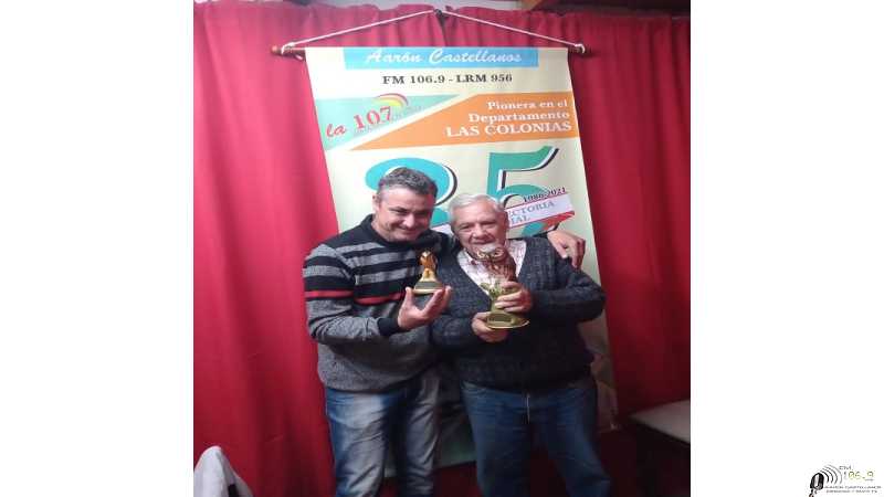 Ruben Capeleto recibio el premio  BINACIONAL RÍO DE LOS PAJAROS. Concordia E. RIOS. por su programa en FM 106,9