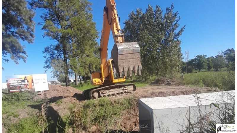Colocación de alcantarilla en la entrada lateral del Cementerio de Las Tunas