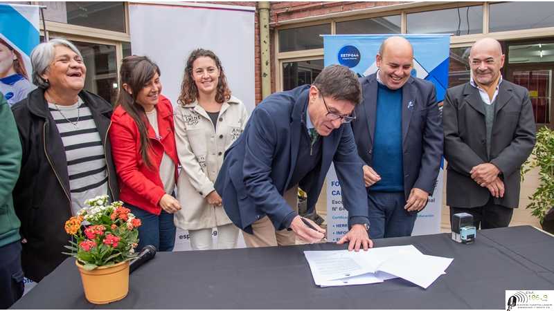 Jimena Senn acompañó la visita del ministro de Educación José Goity