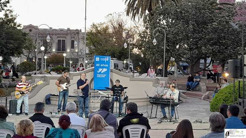Banda Municipal de Música y Grupo Musical “Puente Mihura”, actuaron en plaza San Martín