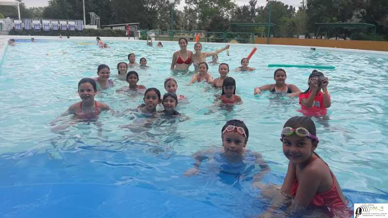 Pileta, juegos y deporte: Alma Juniors invita a su proyecto hockey de verano