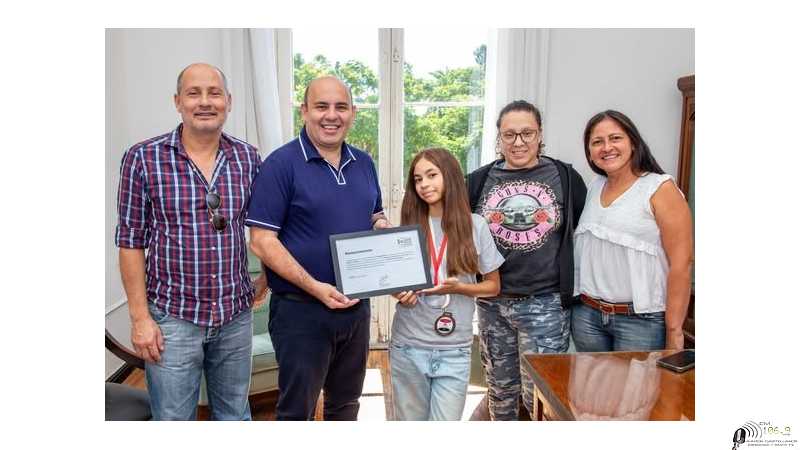 Orgullo esperancino el intendente Rodrigo Müller reconoció a la deportista local Victoria Castillo,