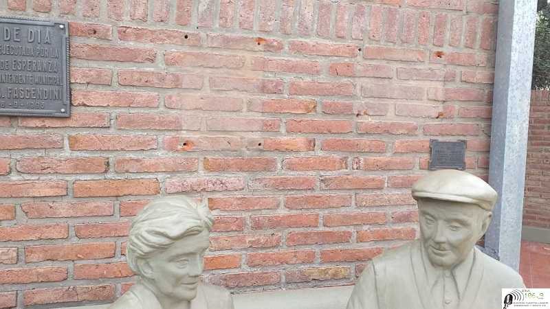 Se robaron dos placas de Bronce en el Club del encuentro detrás de homenaje a los abuelos mateando