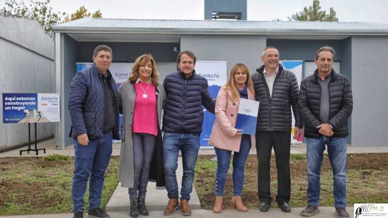 Entregaron nuevas viviendas a familias del departamento Las Colonias Las unidades son de dos y tres dormitorios. Se invirtieron $74.321.544, 76.