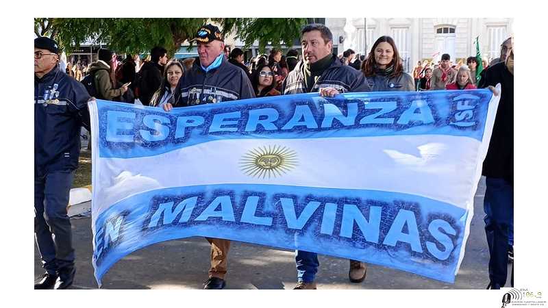 Ex combatientes de Malvinas desfilaron este 25 de Mayo desfilaron en su ciudad Esperanza