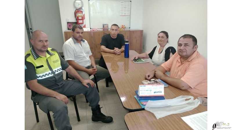 Vecinal Barrio La Orilla se reunieron con agaentes policiales y de Transito