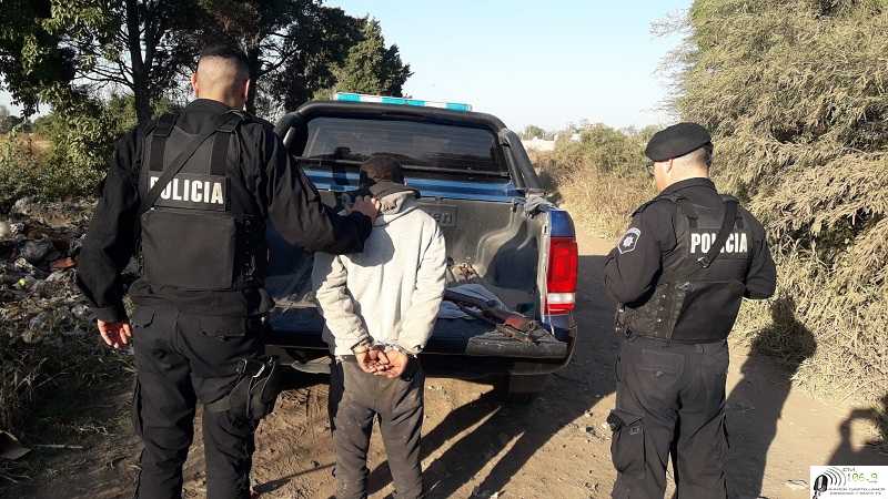 Policiales aprendido con arma de fuego indebida en Esperanza
