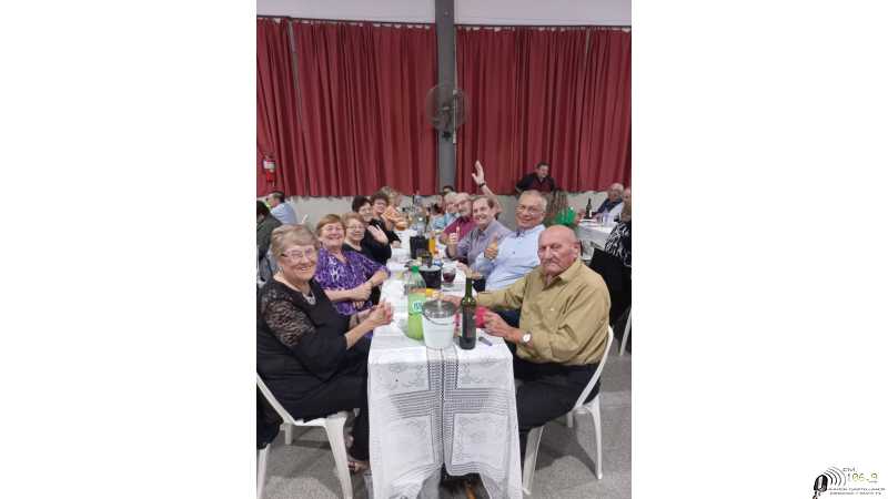 Aqui 21 fotos y videos Cena viernes, organizada por Cheirano Eventos, Club del Encuentro, con Sta Paula