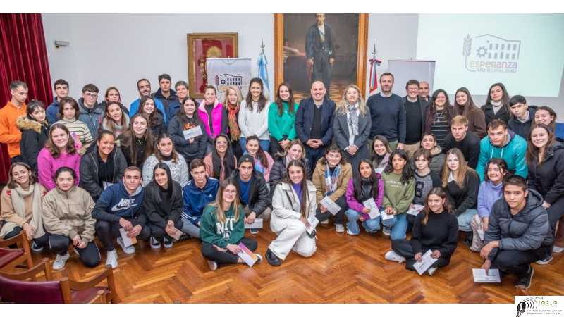 Se entregaron las becas educativas terciarias y Universitarias