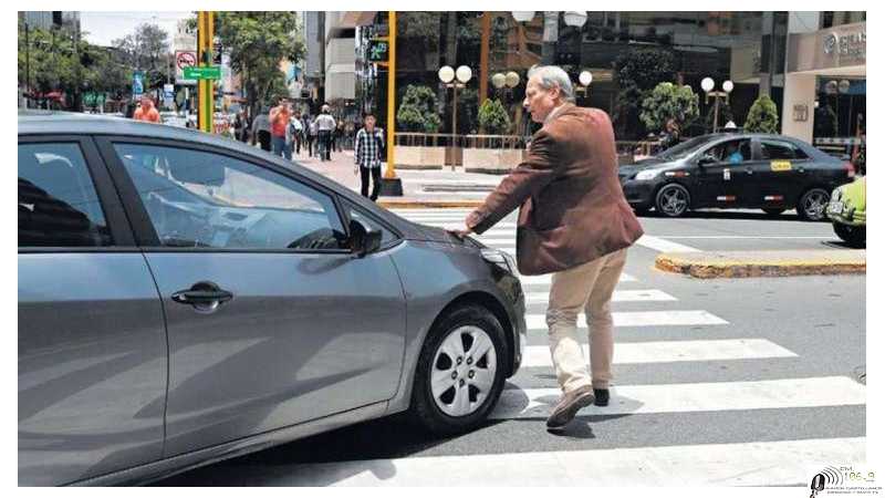 Cuidar a los peatones mayores. Infraestructura segura, reducir la velocidad y respetar la prioridad peatonal.
