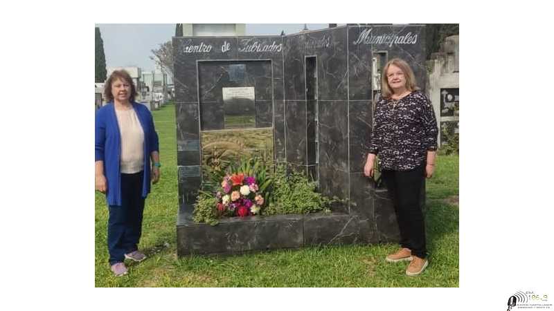 Integrantes de la Comisión del Centro de Jubilados Municipales colocaron un arreglo floral en el cenotafio