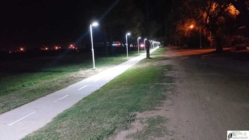 Entre ruta 6 y las viviendas asi se ve iluminada mejora y se esta ensanchando la ruta