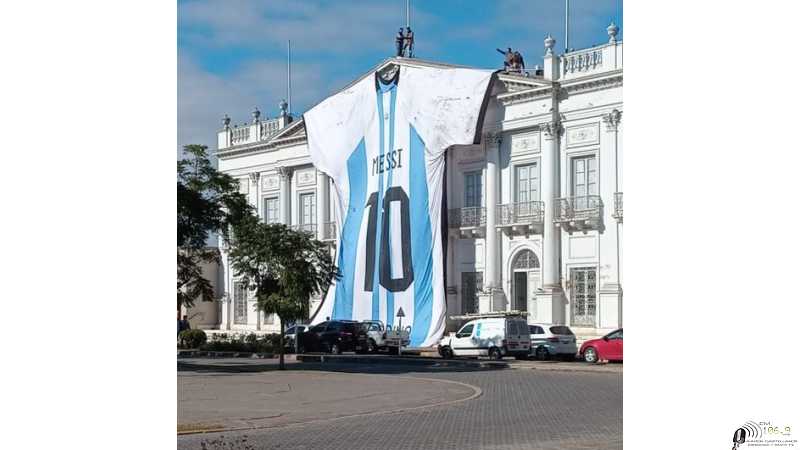 La camiseta mas grande, del mas grande, luce en Municipalidad de Esperanza ( VER VIDEO CUANDO SE COLOCÓ)