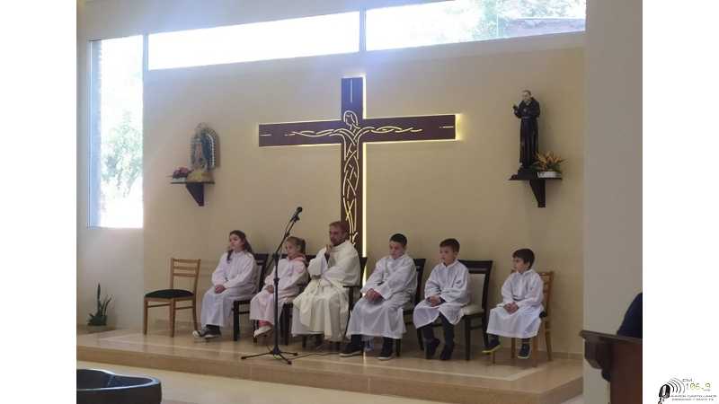 Capilla San Pío saluda al P. José Luis en el primer aniversario de su Ordenación Sacerdotal. ( ver video)
