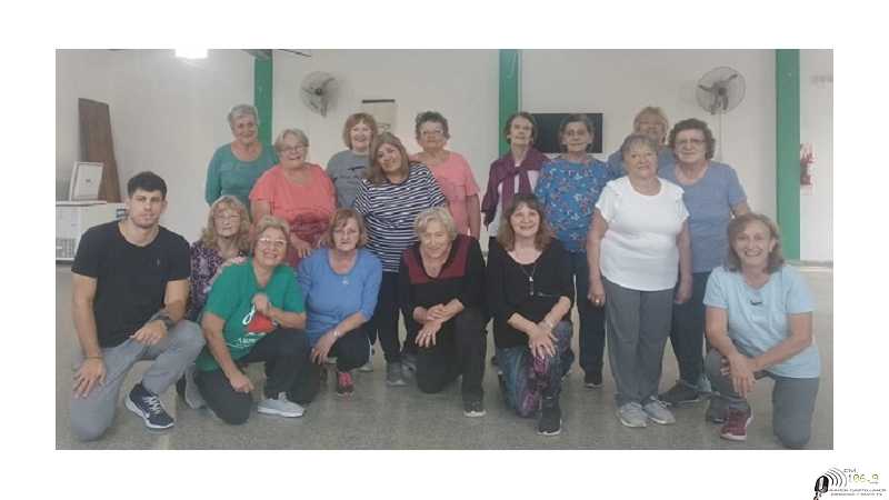 Mite Esperanza  junto al Profesor Facundo Rittiner desarrollan actividades un grupo de mujeres