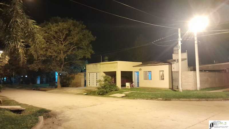 Una vecina muestras varias fotos de la nueva iluminación barrio sur .oeste ( VER 6 FOTOS)