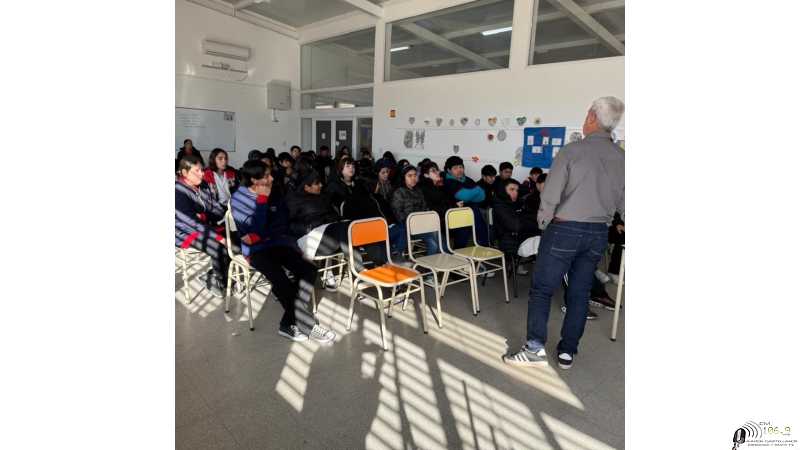 Eeso Secundaria Orilla charla motivacional, “superación, proyecto de vida y trabajo en equipo”