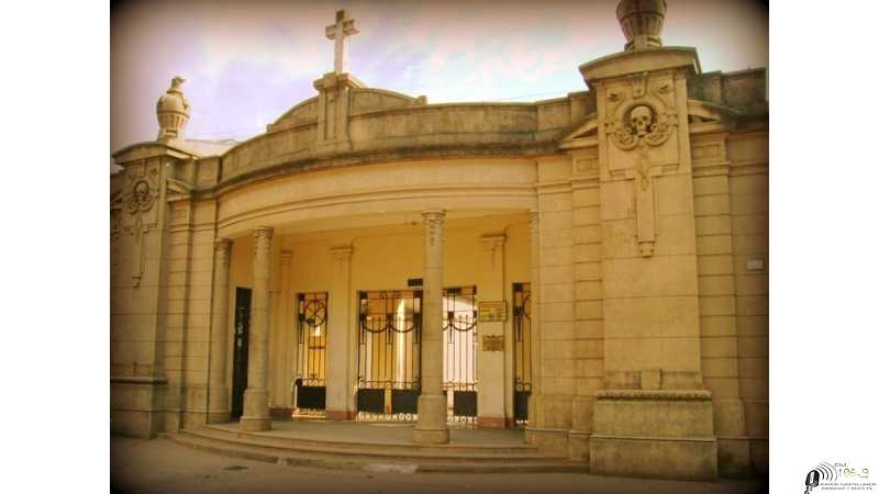 Este Sábado a las 18 Hs. se celebra Misa en el Cementerio Municipal.-
