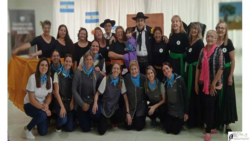 Mite Esperanza : El grupo de Folclore Yachay, festejó el día de la Tradición en escuela de La Orilla (ver 4 fotos)