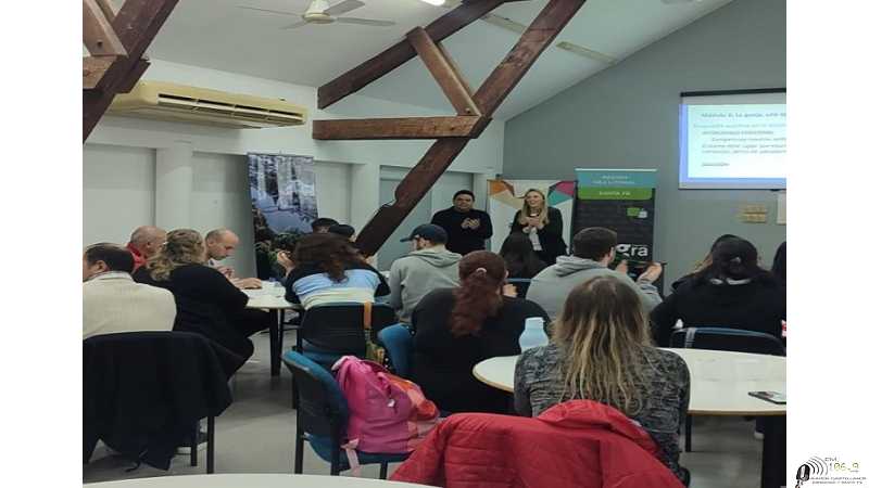 ¡Compartimos imágenes del curso de Atención y Servicio al Cliente y manejo de quejas y Reclamos!