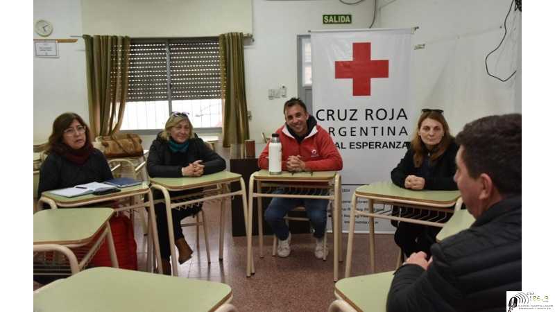 El Senador Pirola con integrantes de la Cruz Roja Argentina Filial Esperanza
