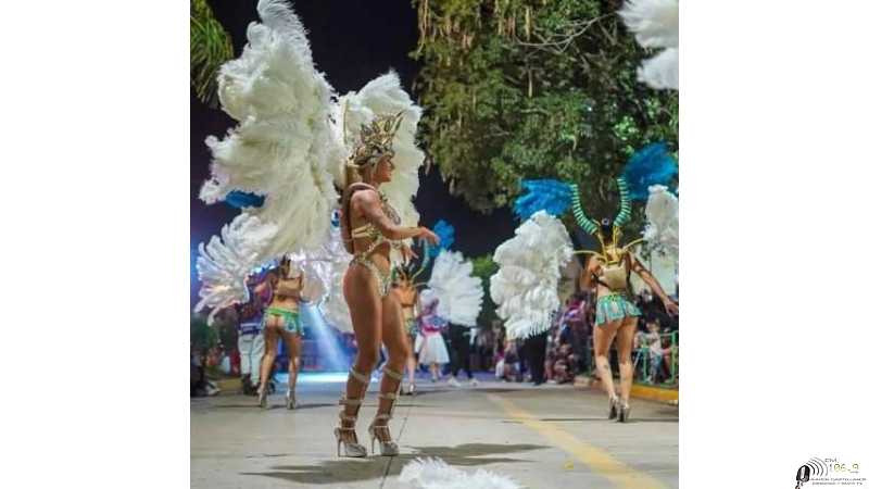 Comparsa Esperancina Bella Flor actuación en la localidad de Nelsón ( ver 10 fotos)