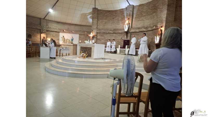 Misa en San Cayetano entrega de cruces a niños de catequesis bendiciones de cumpleaños y matrimonio ( ver 45 fotos)