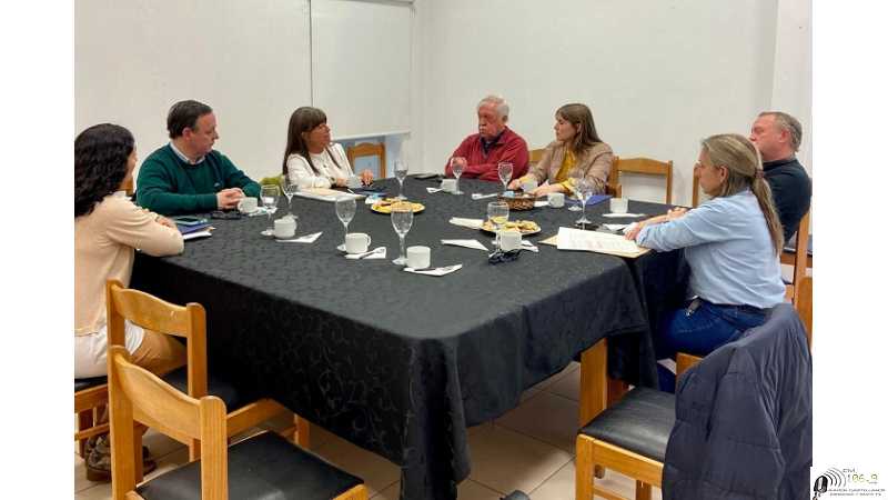 Encuentro entre ACADER y la UCSF sobre oportunidades para las PyMEs.