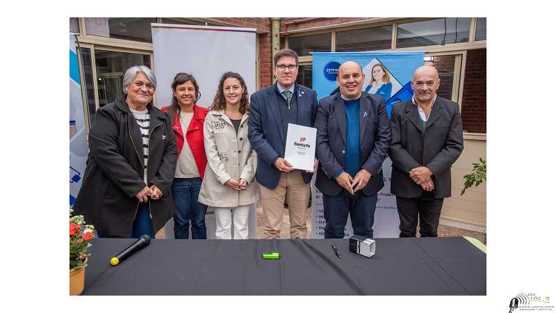 Müller y el ministro Goity firmaron el convenio para construir dos aulas en la EETP N° 644 “Gregoria Matorras”