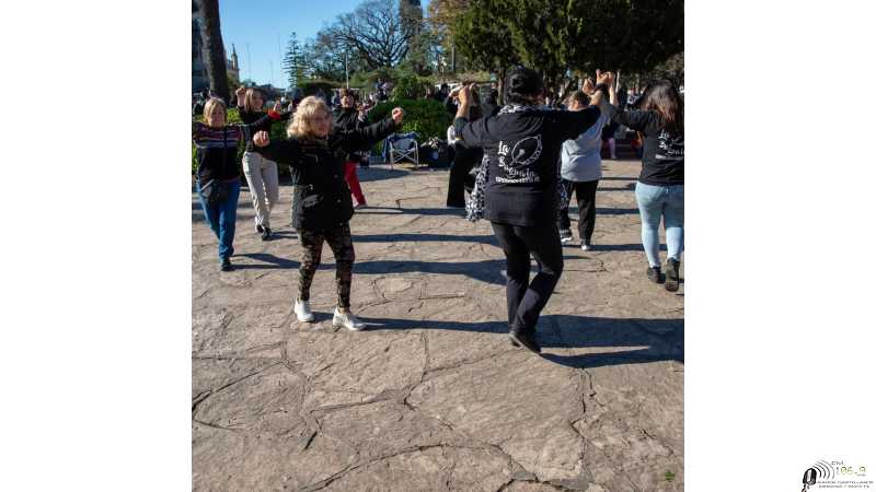 La plaza se llenó esta tarde de alegría y baile con la mateada folklórica( ver 10 fotos )