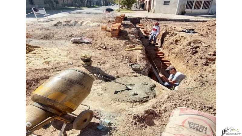 Se lleva adelante la construcción de un nuevo desagüe pluvial en las intersecciones de Alem y Moreno