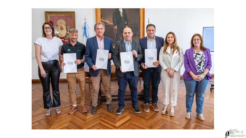 El intendente Rodrigo Müller firmó un convenio para brindar un curso de operador de maquinaria agrícola 2.0. en el marco del #ProgramaImpulsa.