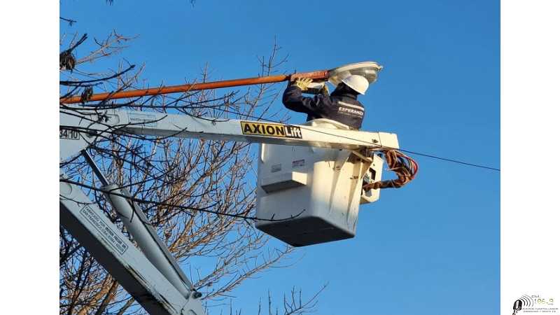 Tareas integrales de extracción, limpieza, restauración y reposición de luminarias en distintos puntos de la ciudad.