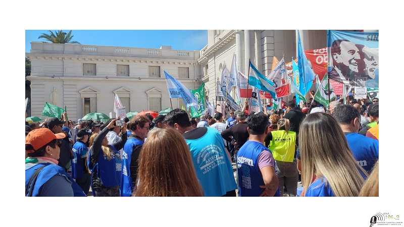 Reclamos frente la Legisladura de gremios entre ellos Sitram Las Colonias (ver 5 fotos)