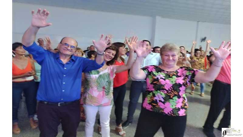 Anoche Club de Abuelos de Nelson gran cena y se bailaron todo( VER 35 FOTOS)
