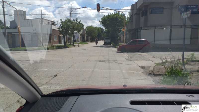 Varios días semáforo de Moreno y Soler intermitente para las tres direcciones ,mucho peligro