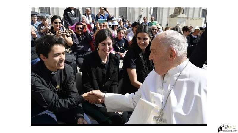 Padre Federico Correa nacido en Esperanza compartio un buen momento junto al Papa Francisco ( ver 3 fotos)